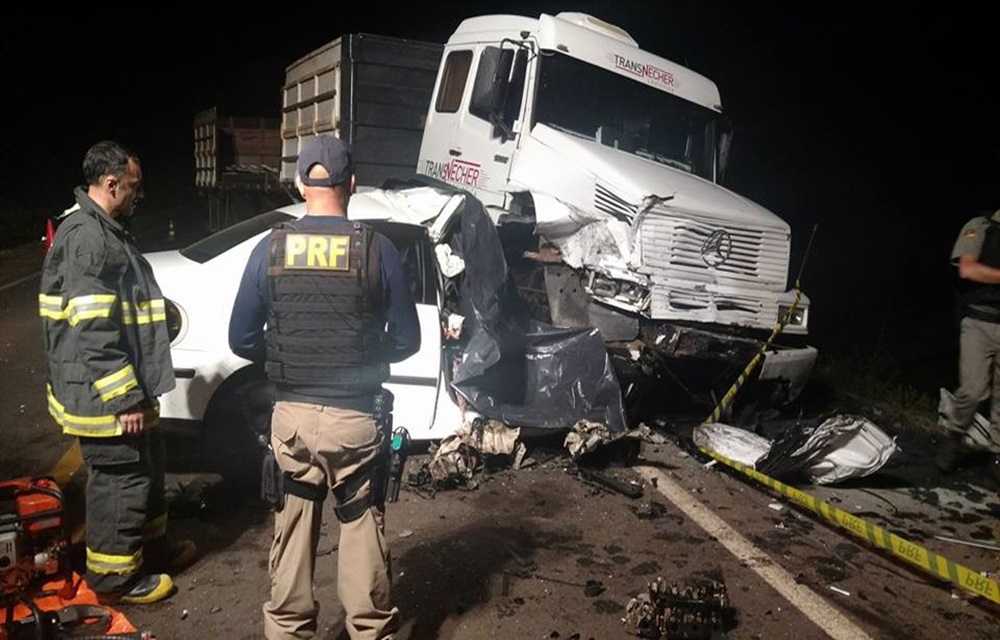 Ir para  <p>No in&iacute;cio da madrugada desta quinta-feira (19), um acidente de tr&acirc;nsito resultou na morte de duas pessoas na BR 285, em Passo Fundo. Segundo informa&ccedil;&otilde;es da Pol&iacute;cia...